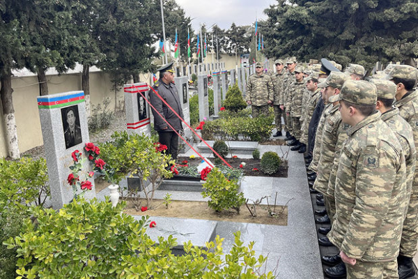 Mübariz İbrahimov məzarının başında hərbçi yoldaşları tərəfindən anıldı 